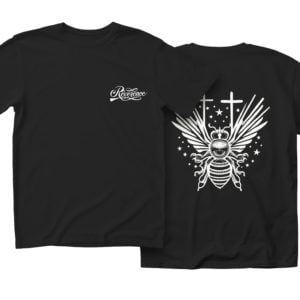 Un t-shirt avec le nom Révérence et à l'arrière une abeille sur un fond d'étoile et de croix.