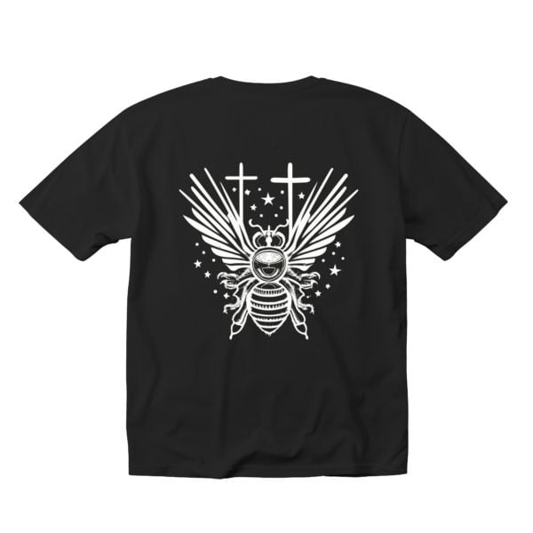 Un t-shirt avec à l'arrière une abeille sur un fond d'étoile et de croix.